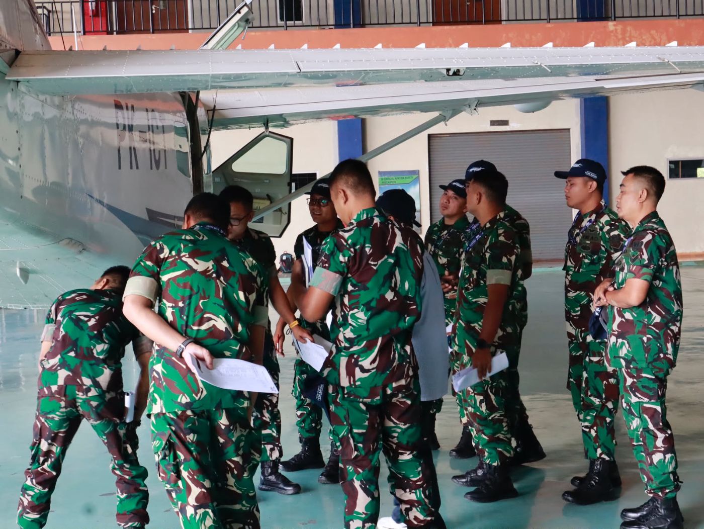 Peserta Puspenerbad mengikuti praktik inspeksi pesawat di hanggar